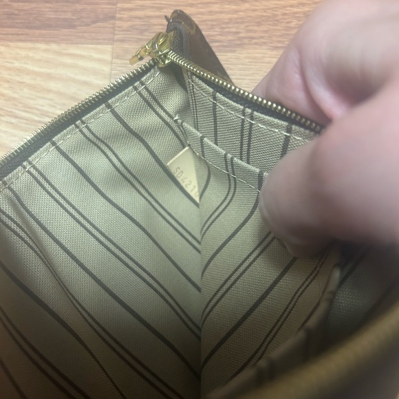 Louis Vuitton Neverfull Monogram Clutch
Large V AUTHENTICATED V Serial SD 4210 - Picture 3 of 5